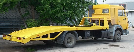 Желтый эвакуатор на дороге в Саракташе.