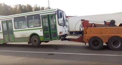 Автобус на эвакуаторе