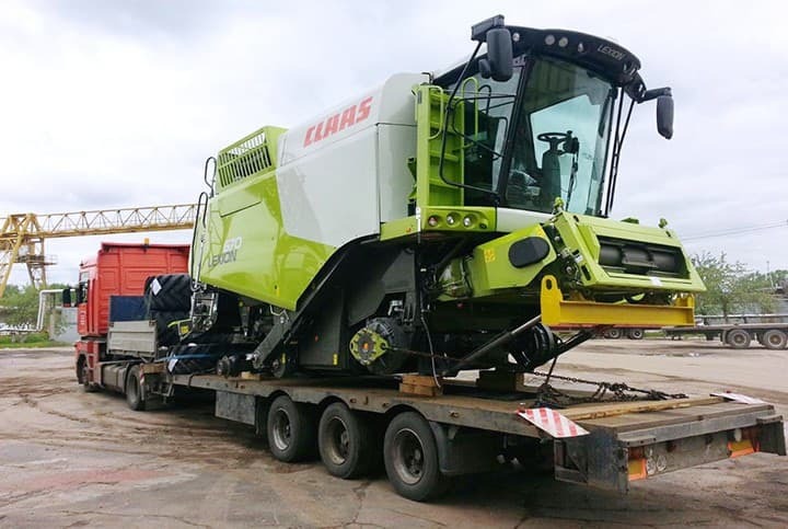 Фото процесса перевозки комбайна